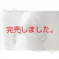サージカルステンレスバングル 8ミリ幅 シルバー アトラスローマ数字 オープンバングル つけっぱなしOK ペア 普段使いしやすい アクセサリー お祝い ギフト用 / ジーラブ