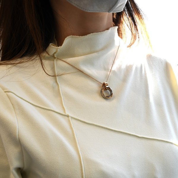 ピンクカラー着用