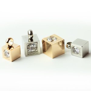 画像2: ジルコニア キューブ ペア ペンダントトップ ステンレス ギフト用 / ジーラブ (2)