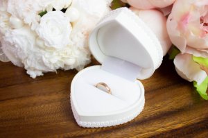 画像4: ブライダルハートケース ホワイトレザー リングケース 結婚指輪 金アレ対応 ウェディング 誕生日クリスマスプレゼント 記念日 高品質 お祝い ギフト用 / ジーラブ (4)