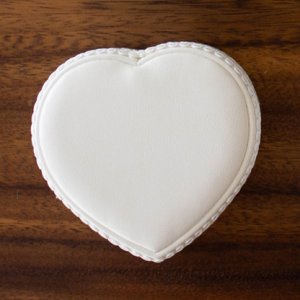 画像2: ブライダルハートケース ホワイトレザー リングケース 結婚指輪 金アレ対応 ウェディング 誕生日クリスマスプレゼント 記念日 高品質 お祝い ギフト用 / ジーラブ (2)