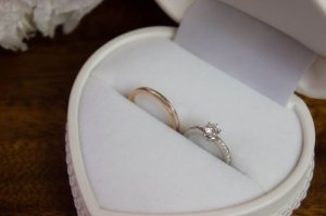 画像10: ブライダルハートケース ホワイトレザー リングケース 結婚指輪 金アレ対応 ウェディング 誕生日クリスマスプレゼント 記念日 高品質 お祝い ギフト用 / ジーラブ (10)