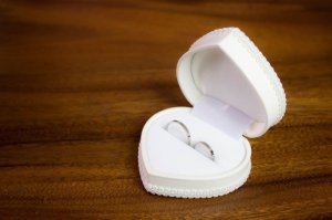 画像9: ブライダルハートケース ホワイトレザー リングケース 結婚指輪 金アレ対応 ウェディング 誕生日クリスマスプレゼント 記念日 高品質 お祝い ギフト用 / ジーラブ (9)