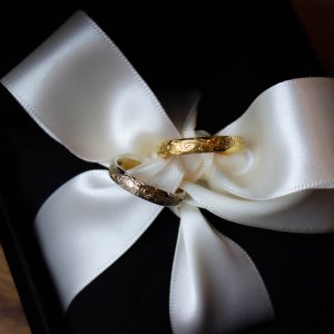 画像4: 誕生石 ハワイアンジュエリーハーフゴールドリング 誕生石 スクロールカレイキニ 単品価格指輪 金アレ対応 刻印 名入れ 無料 ギフトにも人気 / ジーラブ (4)