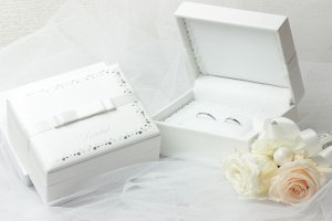 画像5: ブライダルリボンケース ホワイトレザー 結婚指輪 金アレ対応 ブライダル ウェディング 誕生日プレゼント 記念日 高品質 お祝い ギフト用 / ジーラブ (5)